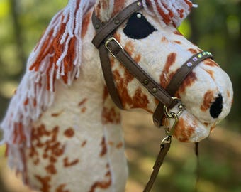 Cavallo Appaloosa rosso per hobby – A3 realistico, cavallo di legno fatto a mano con briglia e carota