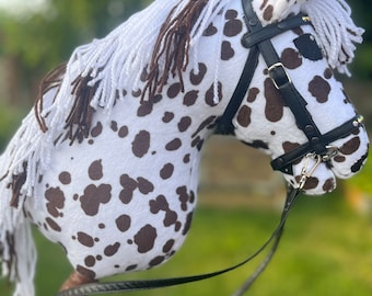 Hobby Horse Knabstrupper – Cavallo di legno fatto a mano con stampa leopardata, briglia e carota