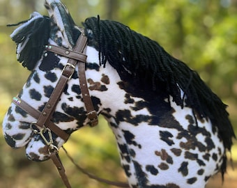 Cavallo a dondolo Appaloosa Bay – A3 realistico, cavallo a dondolo fatto a mano con briglia e carota