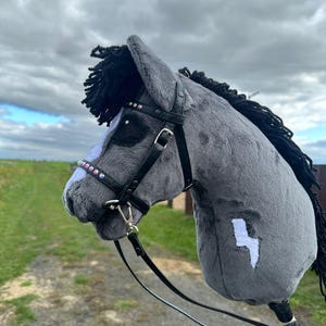 Hobby horse "Lightning" – realistic dark gray stick horse with a distinctive lightning-shaped marking and realistic nostrils