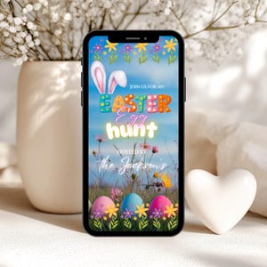 Op de afbeelding: Een digitale uitnodiging voor een paaseierenjacht, met een blauwe lucht als achtergrond, kleurrijke bloemen en een konijn. De tekst luidt "Doe mee met een paaseierenjacht Georganiseerd door de Jacksons".
