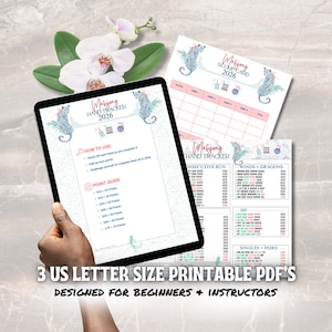 K&ouml;nnte beinhalten: Drei druckbare PDF-Dokumente im US-Letter-Format f&uuml;r Mahjong, angezeigt auf einem Tablet-Bildschirm und als ausgedruckte Bl&auml;tter. Die Seiten enthalten einen Mahjong-Hand-Tracker f&uuml;r 2026, eine Punktekarte und einen Punkte-Leitfaden.