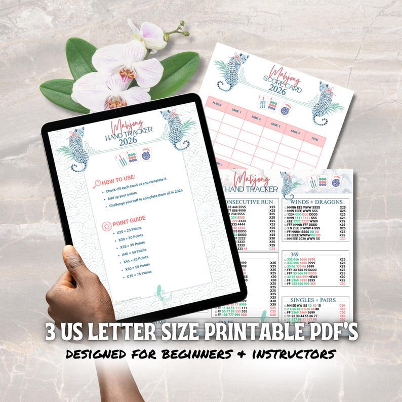 K&ouml;nnte beinhalten: Drei druckbare PDF-Dokumente im US-Letter-Format f&uuml;r Mahjong, angezeigt auf einem Tablet-Bildschirm und als ausgedruckte Bl&auml;tter. Die Seiten enthalten einen Mahjong-Hand-Tracker f&uuml;r 2026, eine Punktekarte und einen Punkte-Leitfaden.