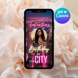 Può includere: Uno smartphone mostra un invito di compleanno con uno sfondo di paesaggio urbano. L'invito presenta il nome "Samantha's" in corsivo, insieme alle parole "Birthday in the City". Un ritratto di donna è al centro. È incluso anche il testo "Please join us to celebrate".