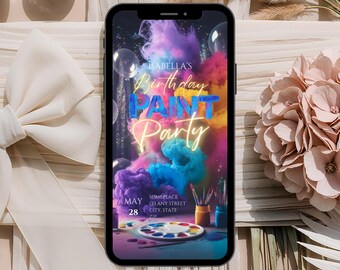 Puede incluir: Una invitación digital colorida para una fiesta de pintura de cumpleaños. La invitación presenta una pantalla de teléfono con un fondo de humo colorido y salpicaduras de pintura. El texto "Isabella's Birthday Paint Party" está escrito en una fuente de neón. La fecha "May 28" está escrita en la esquina inferior izquierda. La invitación también incluye la dirección y otros detalles.