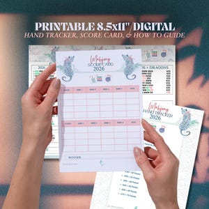 K&ouml;nnte beinhalten: Eine druckbare 21,6x27,9 cm gro&szlig;e digitale Mahjong-Punkteliste und Hand-Tracker f&uuml;r 2026. Das wei&szlig;e Papier zeigt blaue Leoparden-Illustrationen, rosa Rasterlinien f&uuml;r Spielergebnisse und den Text Mahjong Score Card 2026 mit kleinen Kacheln.
