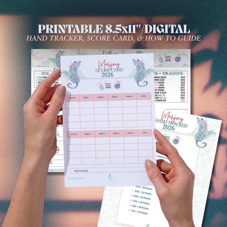 K&ouml;nnte beinhalten: Eine druckbare 21,6x27,9 cm gro&szlig;e digitale Mahjong-Punkteliste und Hand-Tracker f&uuml;r 2026. Das wei&szlig;e Papier zeigt blaue Leoparden-Illustrationen, rosa Rasterlinien f&uuml;r Spielergebnisse und den Text Mahjong Score Card 2026 mit kleinen Kacheln.