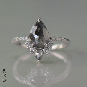 Anel de diamante sal e pimenta com 1,15 ct e formato pera: noivado em ouro branco 14k com efeito sunburst