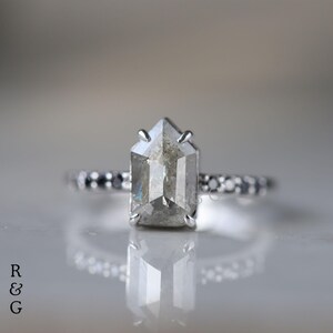 Anel de diamante sal e pimenta com lapidação em escudo de 0,97 ct: anel de noivado em ouro branco 14k