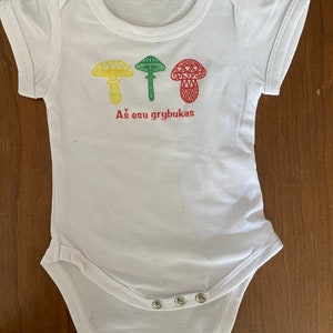 Ik ben een kleine paddenstoel-onesie. “Als esu-grybuka’s”