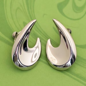 Vintage Sharp Curve Silver Tone Screwback Earrings by Napier - W7