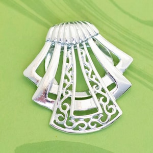 Vintage Art Nouveau Stylish Tribal Crest Silver Tone Clip - W12
