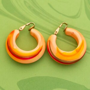 Vintage Gold Tone Donut Shaped Intricate Hoop Earrings - W3