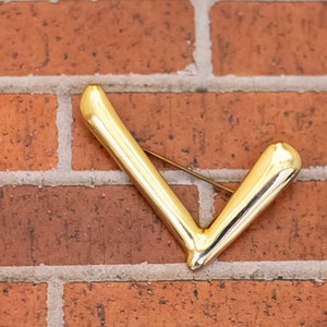 Broche inicial de letra L en tono dorado vintage - W26