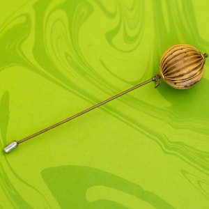 Alfiler de sombrero con esfera en tono dorado vintage - W22