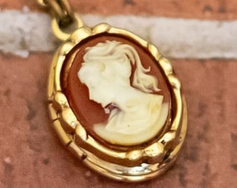 18 inch, Vintage Victorian Lady Cameo Oval Gold Tone Locket by 1928 - W31