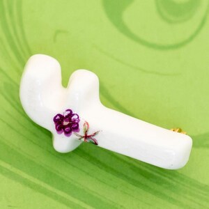 Broche Vintage Porcelánico Blanco Carta F - W16