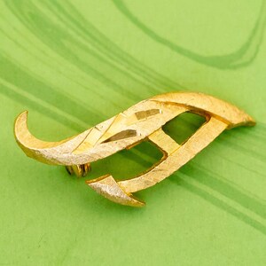 Broche Vintage Victorian Letter A Gold Tone de Mamselle - W16