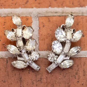 Vintage Art Nouveau Clear Rhinestones Floral Planta Plata Tono Clip En Pendientes - W28