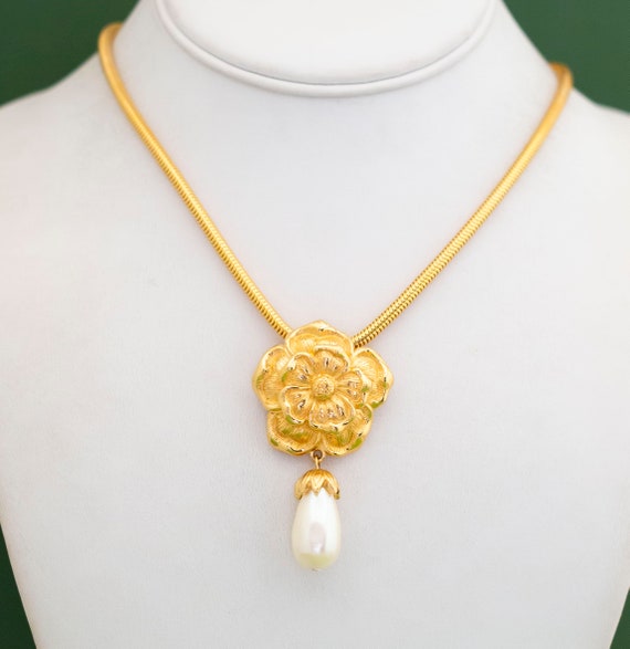 Vintage Intricate Gold Tone Floral Pearl Necklace… - image 2