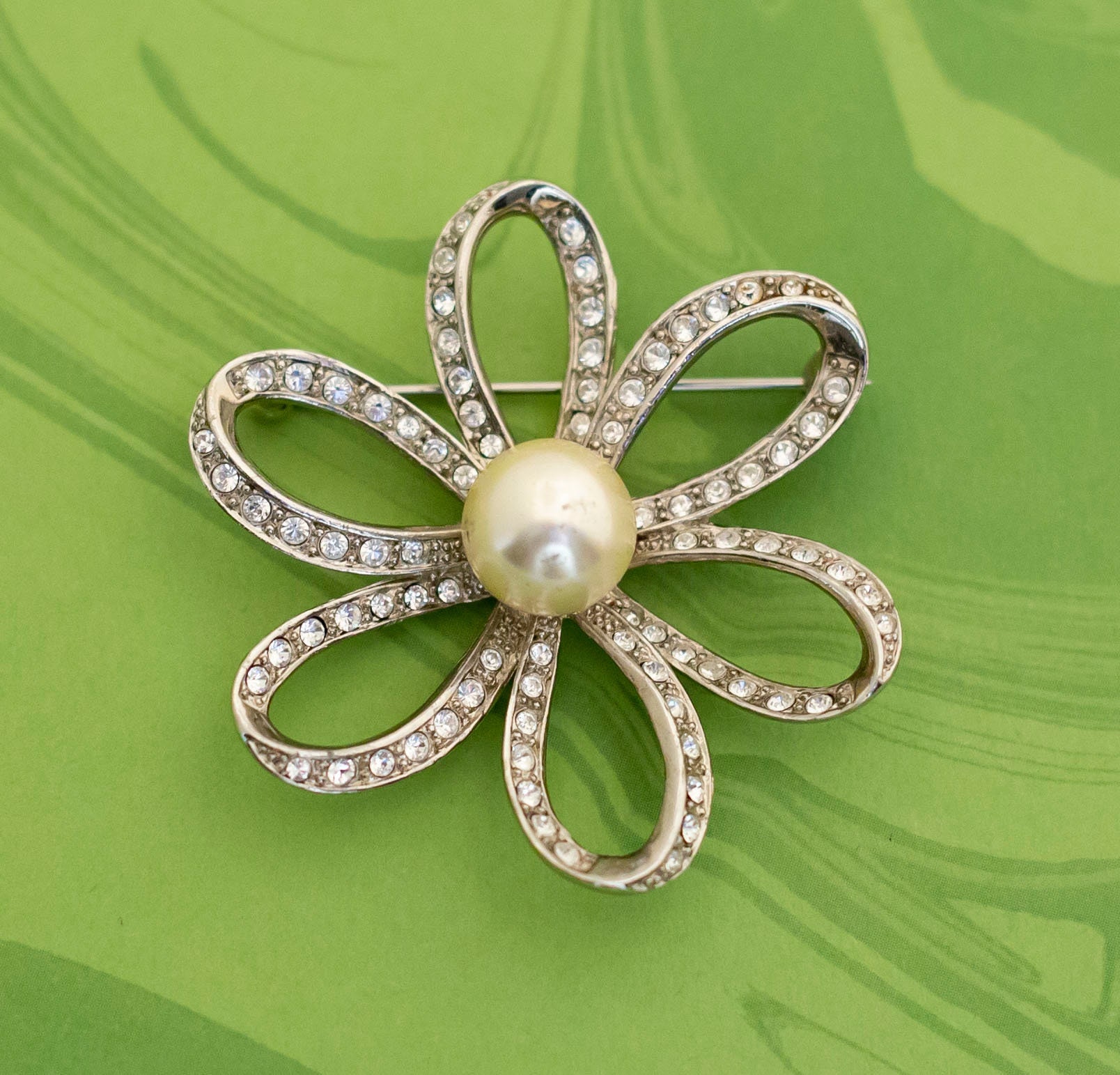 New Retro Hollow Pattern Big Pearl Brooches for Women Luxury