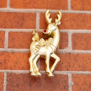 Broche de plástico vintage de rena de Natal em tom dourado - W23
