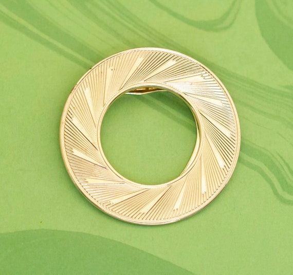 Vintage Spiral Gold Tone Ring Intricate Clip - W12 - image 1