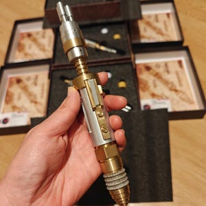 Réplica de metal del destornillador sónico láser del Maestro con sonido y luz