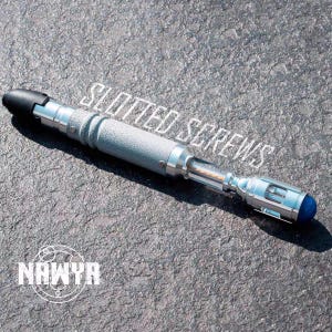 Replica del cacciavite sonico con pulsante scorrevole del 10° Doctor Who, in ottone e alluminio, pronto per la spedizione.