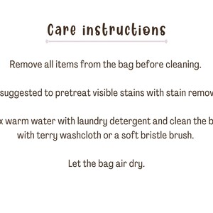 Puede incluir: Instrucciones de cuidado para una bolsa: Retire todos los art&iacute;culos de la bolsa antes de limpiarla. Se sugiere pretratar las manchas visibles con un quitamanchas. Mezcle agua tibia con detergente para ropa y limpie la bolsa con una toallita de felpa o un cepillo de cerdas suaves. Deje que la bolsa se seque al aire.