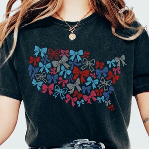 Coquette USA Carte 4 juillet T-shirt couleurs confort, t-shirt fête de l'indépendance, chemise patriotique, haut de vacances USA, mignons vêtements d'été pour femmes