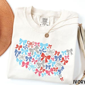 Coquette USA Carte 4 juillet T-shirt couleurs confort, t-shirt fête de l'indépendance, chemise patriotique, haut de vacances USA, mignons vêtements d'été pour femmes