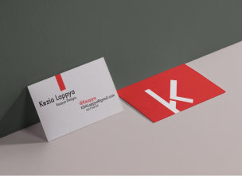 以下が含まれることがあります： 赤い縦縞と「Kecia Lappya、Kecia Designs、@keciappy、keciappy@gmail.com、Seattle」というテキストが書かれた白い名刺。