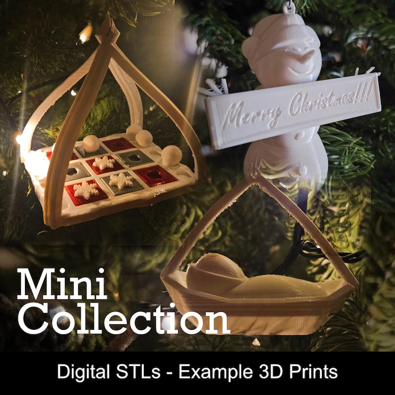 Puede incluir: Una colecci&oacute;n de tres adornos impresos en 3D que incluye un tablero de tres en raya con piezas de copos de nieve y c&iacute;rculos, un mu&ntilde;eco de nieve blanco con un cartel Merry Christmas!!! y una cuna blanca con una peque&ntilde;a figura.