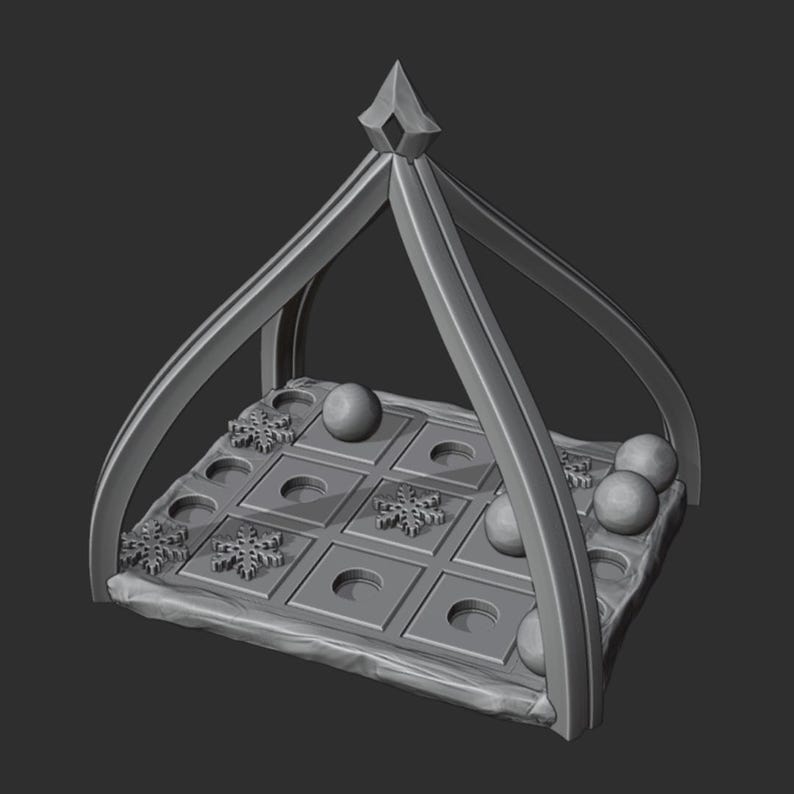 Puede incluir: Un tablero de juego de tres en raya gris con una cuadr&iacute;cula cuadrada, hendiduras circulares y marcadores en relieve con forma de copo de nieve. El tablero est&aacute; encerrado por una estructura de arco apuntado e incluye varias piezas esf&eacute;ricas.