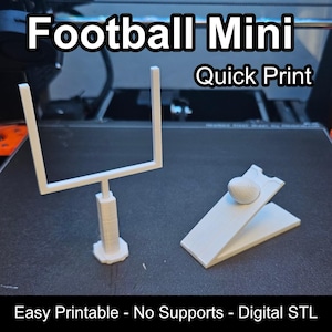 Könnte beinhalten: Ein weißes, 3D-gedrucktes Mini-Football-Tor und eine Rampe mit einem kleinen Football darauf. Der Text "Football Mini Quick Print" und "Easy Printable - No Supports - Digital STL" ist sichtbar und beschreibt ein 3D-druckbares Modellset.