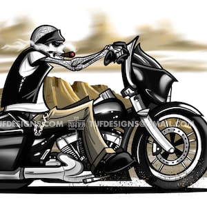 Könnte beinhalten: Illustration eines Skeletts auf einem schwarzen Motorrad in einer Wüstenlandschaft. Das Skelett trägt eine schwarze Weste und raucht eine Zigarre. Das Motorrad hat eine große Frontverkleidung und Satteltaschen. Im Hintergrund sind ein Kaktus und Berge zu sehen.