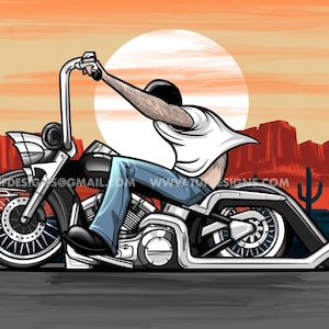 Puede incluir: Ilustración de una motocicleta negra con detalles cromados, un motociclista con camisa blanca y vaqueros azules, y un fondo de paisaje desértico. La motocicleta tiene una rueda delantera grande y un perfil bajo. El fondo presenta un sol poniente y formaciones rocosas rojas.