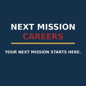 Può includere: Una grafica blu scuro con il testo bianco NEXT MISSION, il testo rosso CAREERS, una linea orizzontale dorata e il testo bianco YOUR NEXT MISSION STARTS HERE. Il design utilizza un carattere chiaro e in grassetto su uno sfondo blu scuro.