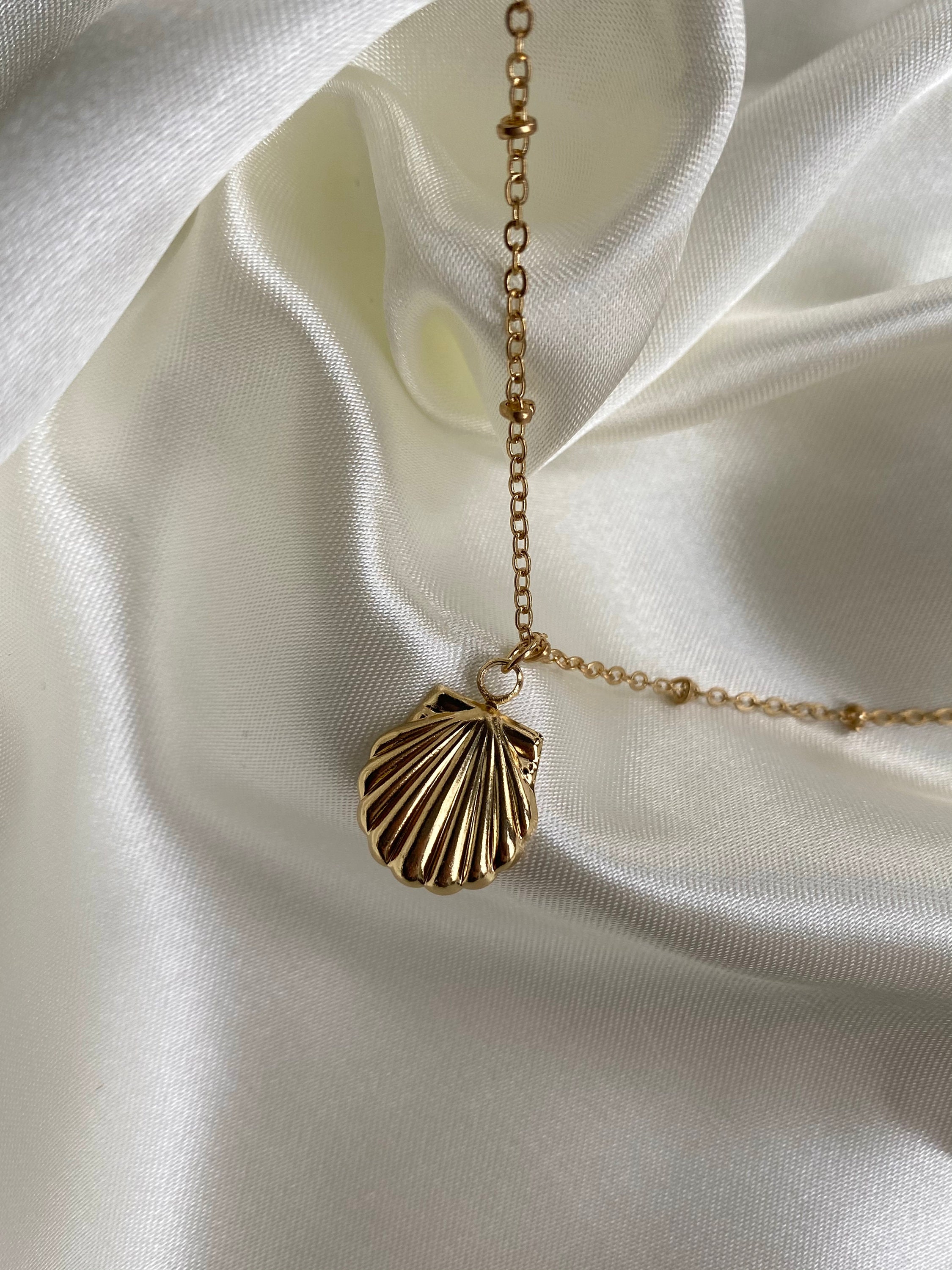 White gold deals shell necklace