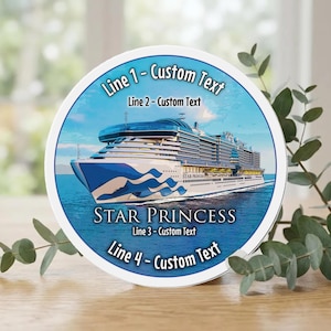Op de afbeelding: Een ronde keramische onderzetter met een afbeelding van het cruiseschip Star Princess op blauw water. De tekst luidt Line 1 - Custom Text, Line 2 - Custom Text, STAR PRINCESS, Line 3 - Custom Text en Line 4 - Custom Text in zwarte letters.