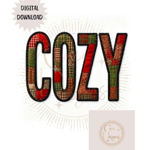 Könnte beinhalten: Ein digitaler Download-Grafik mit dem Wort "COZY" in einem Patchwork-Quilt-Design. Die Buchstaben bestehen aus roten, grünen und braunen Stoffen mit schwarzer Naht. Die Worte "DIGITALER DOWNLOAD" stehen oben.