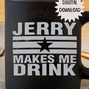 Pode incluir: Uma caneca de cerâmica preta com o texto "JERRY MAKES ME DRINK" em branco, com um design de estrela e listras. A caneca tem uma alça e as palavras "DIGITAL DOWNLOAD" estão em forma de estrela.