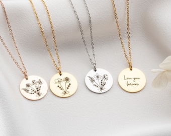 Puede incluir: Cuatro collares de plata con diferentes colgantes. Los colgantes son redondos y presentan un diseño floral o el texto "Love you forever".