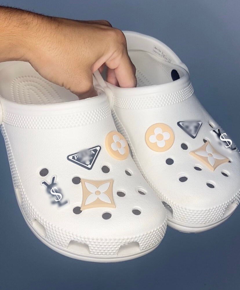 Total 34+ imagen prada crocs charms Abzlocal.mx