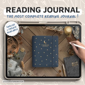 Peut inclure: Un journal de lecture bleu avec des étoiles dorées et un motif de croissant de lune. Le journal est sur une surface en bois avec une bougie, un bol de pommes de pin et un livre gris qui dit "Livre de sorts".