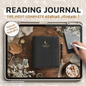 Peut inclure: Un journal de lecture relié en cuir noir avec un croissant de lune doré et les mots "reading journal" sur la couverture. Le journal est sur une table en bois avec une tasse de café, un stylo et une liseuse électronique.