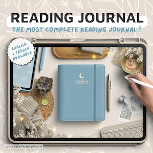 Peut inclure: Un journal de lecture bleu avec un croissant de lune doré et les mots "reading journal" sur la couverture. Le journal est sur une surface blanche avec un clavier, une tasse de café et une plante succulente.