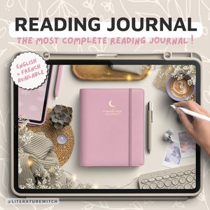 Peut inclure: Un journal de lecture rose avec un croissant de lune et les mots "reading journal" sur la couverture. Le journal est sur une table avec une tasse de café, une plante succulente, un clavier blanc et un stylet blanc.