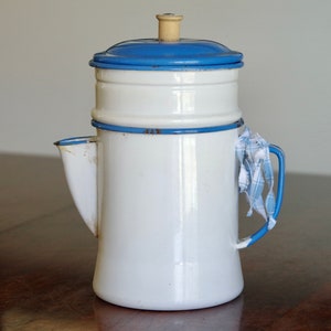Vintage geëmailleerd blauw en wit emailwerk tweedelig en deksel, geëmailleerde koffiepot waterkoker met twee handvatten | Vintage geëmailleerde koffiepot